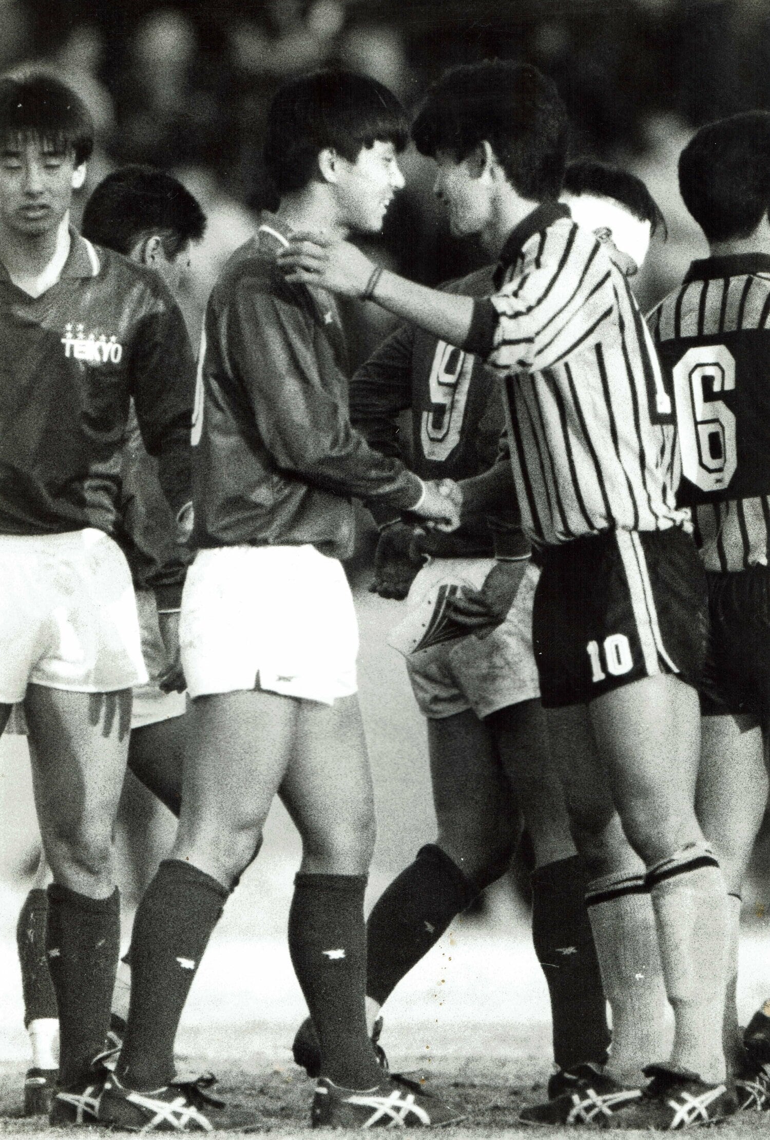 1987年度の選手権。準々決勝（帝京戦）でPK勝ち。帝京の礒貝洋光と握手する平澤（当時高3）　©Hidetake Murata