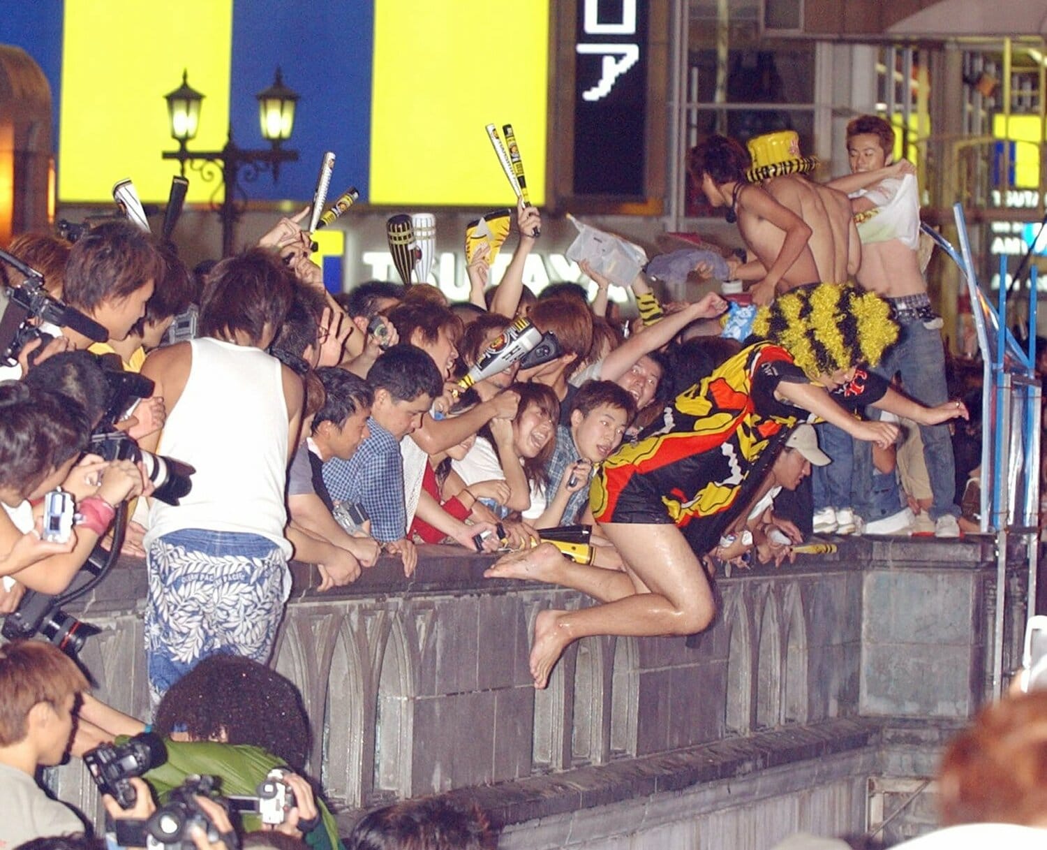 写真は2003年9月15日。阪神が優勝し、戎橋から道頓堀川に飛び込むファン　©JIJI PRESS