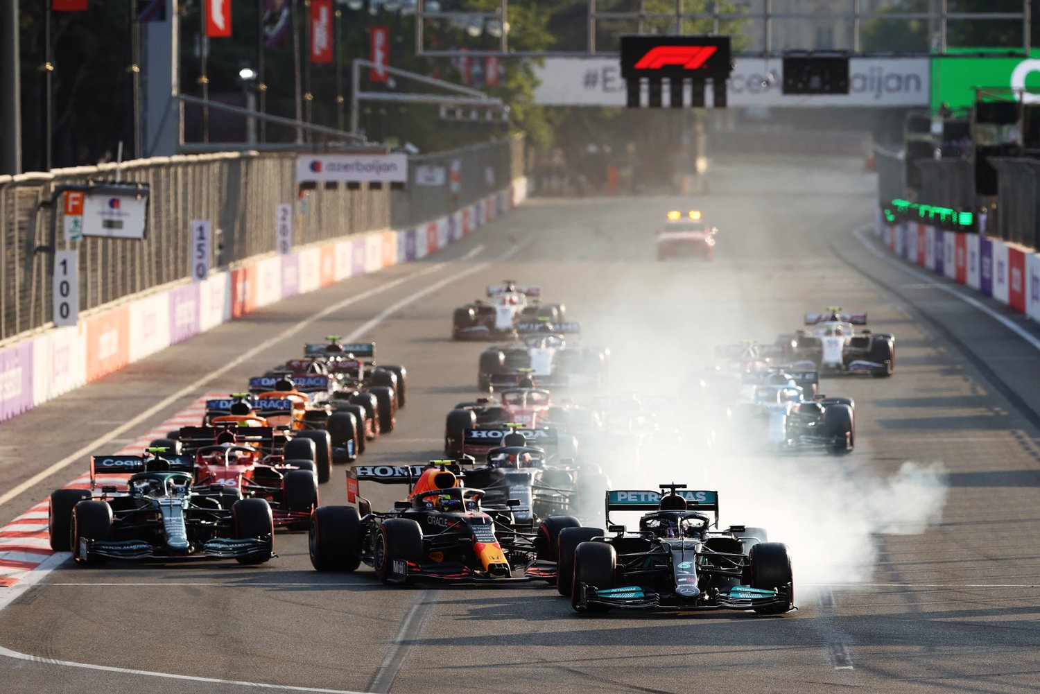 再スタートの1コーナーでトップのハミルトンがブレーキを盛大にロックさせてコースオフ。優勝争いから脱落した