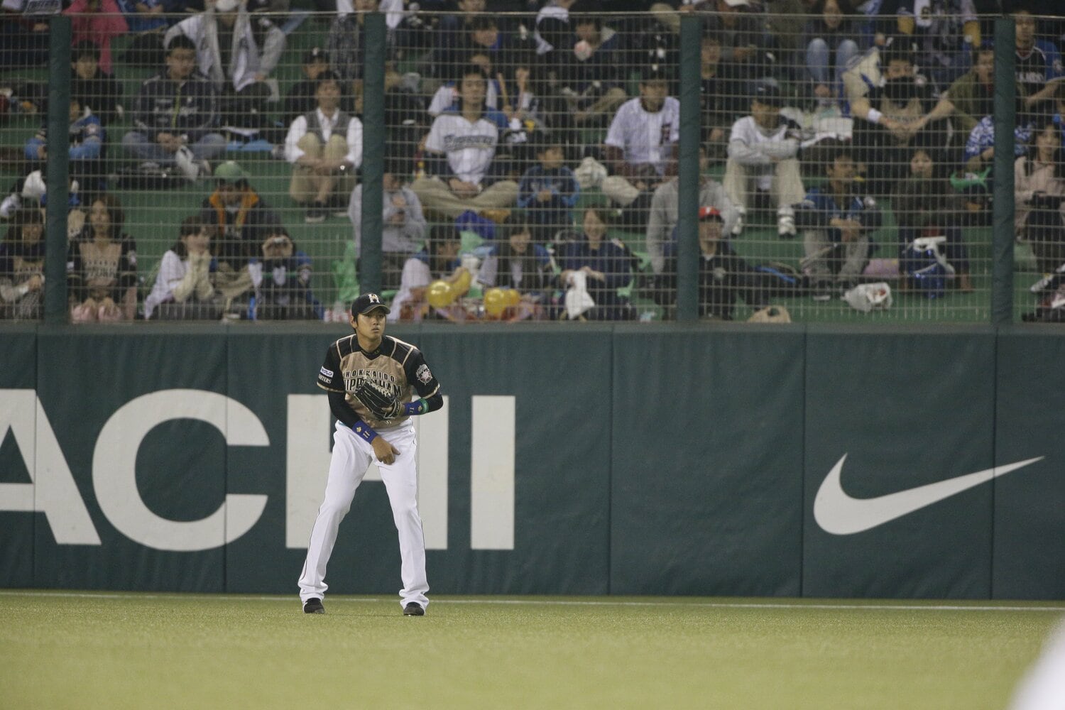 プロデビュー戦ではライトの守備に就いた　©Shigeki Yamamoto