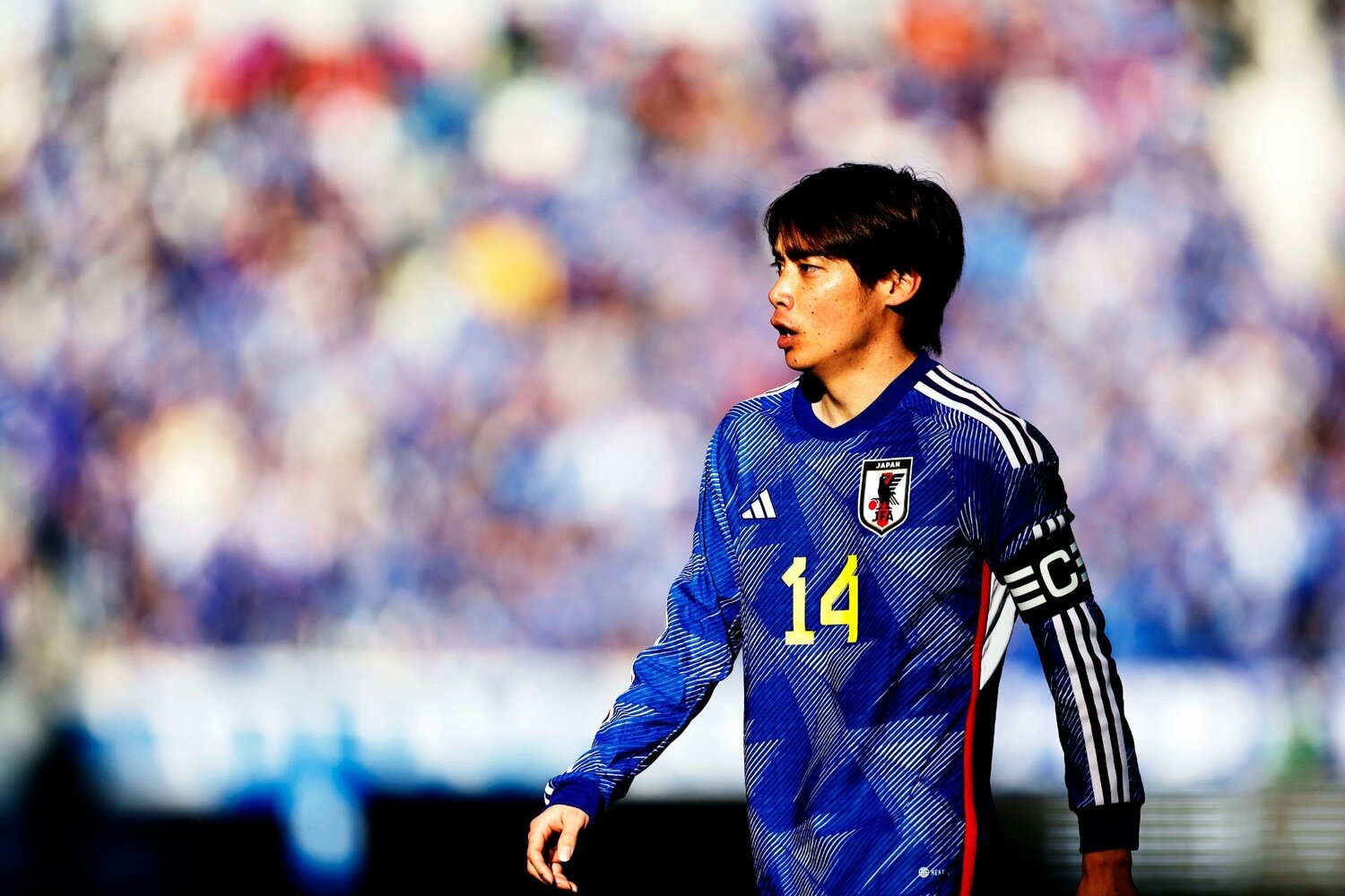 キャプテンマークを巻く伊東純也