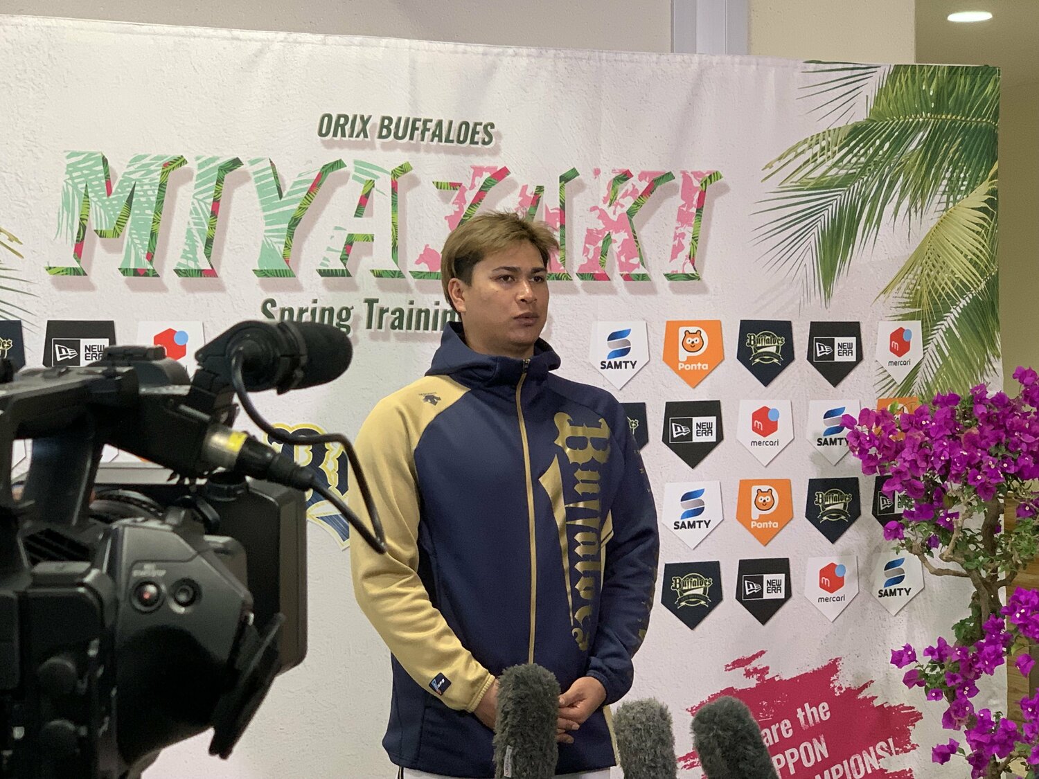 取材を受けるオリックス宇田川。WBC日本代表に選ばれたことで、さらに注目度が増した　©︎Noriko Yonemushi