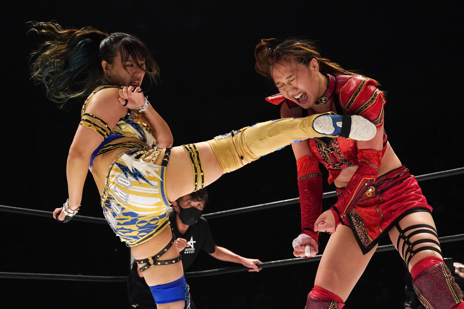 優勝決定戦は朱里（右）vs渡辺桃（左）となった