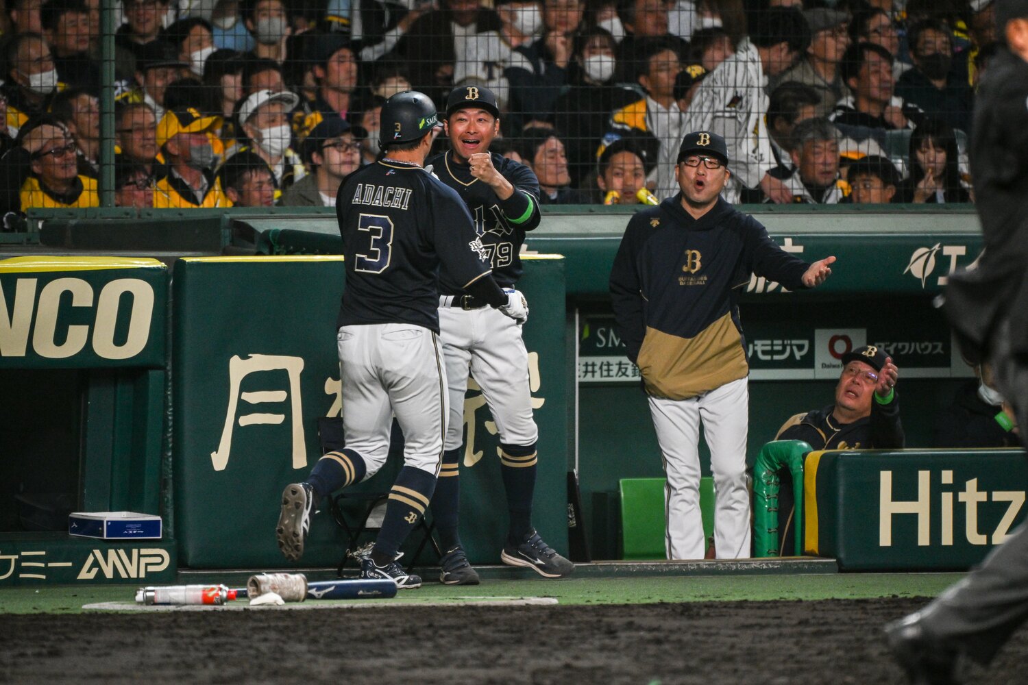 日本シリーズ第3戦では代走で途中出場。生還し戻ったベンチでは中嶋監督（右）ら首脳陣に笑顔で出迎えられた　©︎Nanae Suzuki