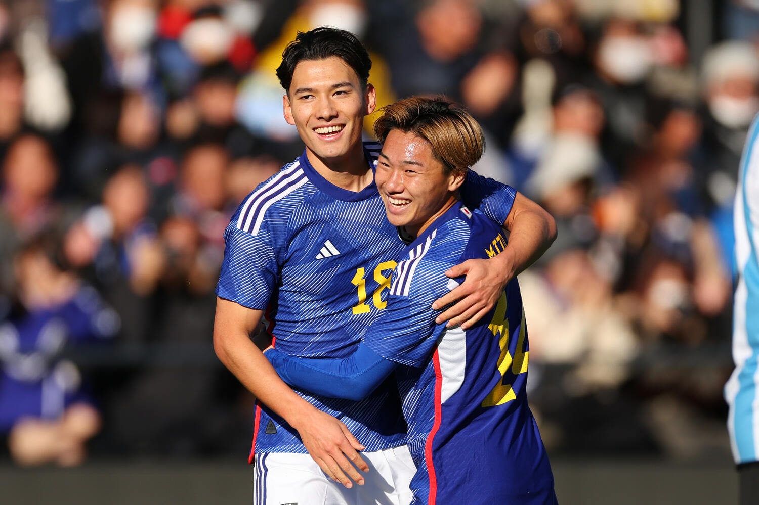 ゴールに喜ぶ佐藤と三戸　©Naoki Morita/AFLO