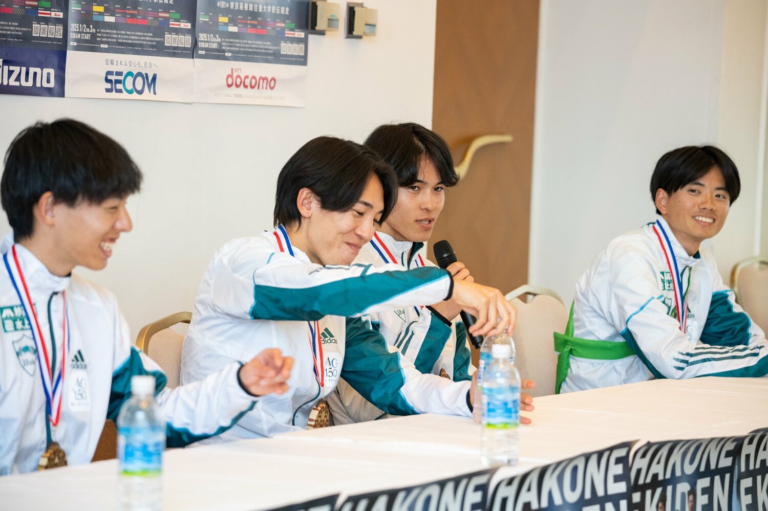 【今年の箱根駅伝】往路優勝会見で。太田の話に思わず笑顔になる、若林(奥)と鶴川(左から2番目) ©Nanae Suzuki