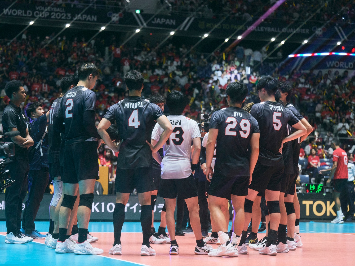 エジプトに敗れた直後、コートで言葉をかわす選手たち ©︎Yuki Suenaga