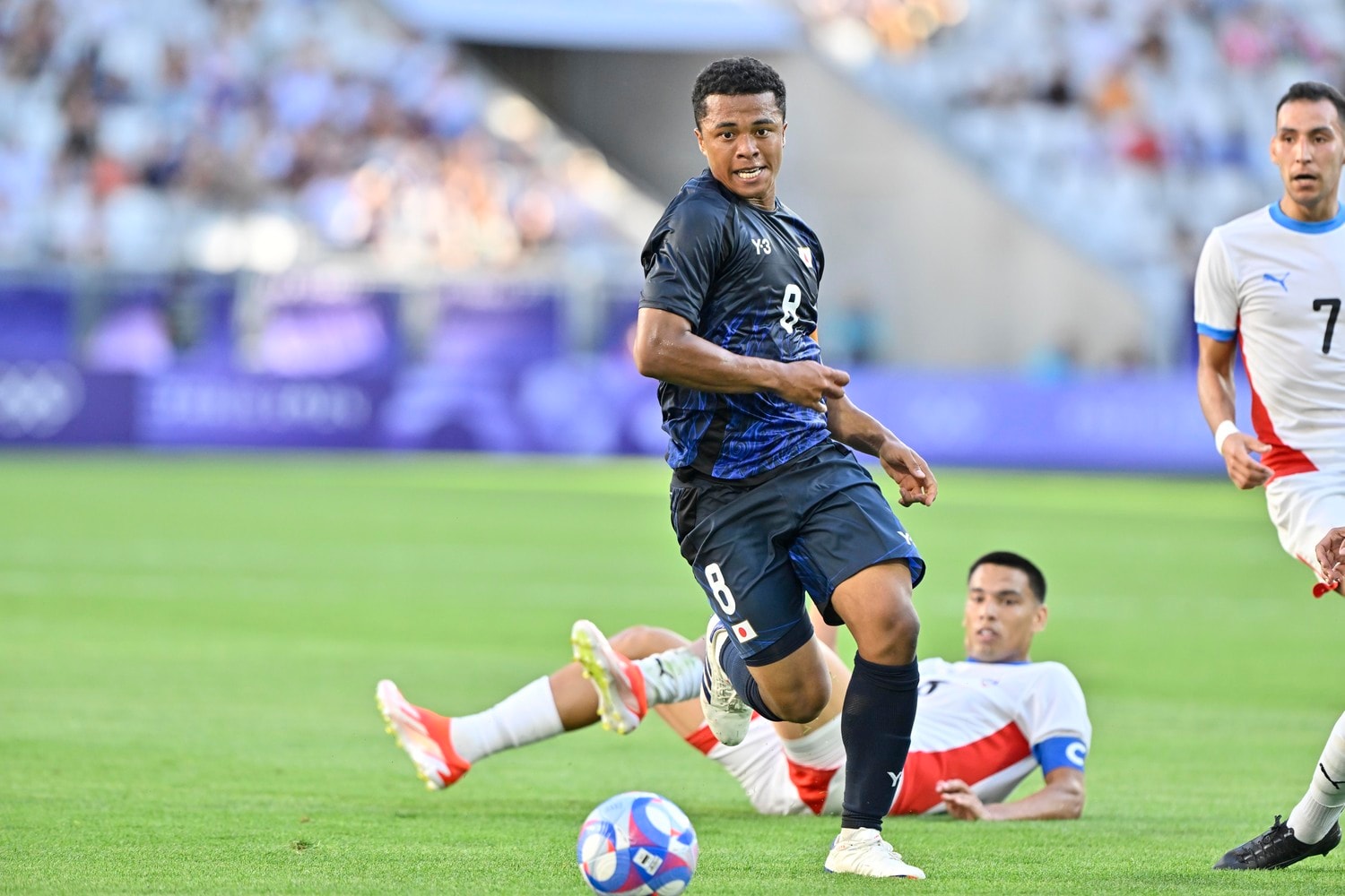 藤田は中盤をきっちりと取り仕切った　©Takuya Nakachi/JMPA