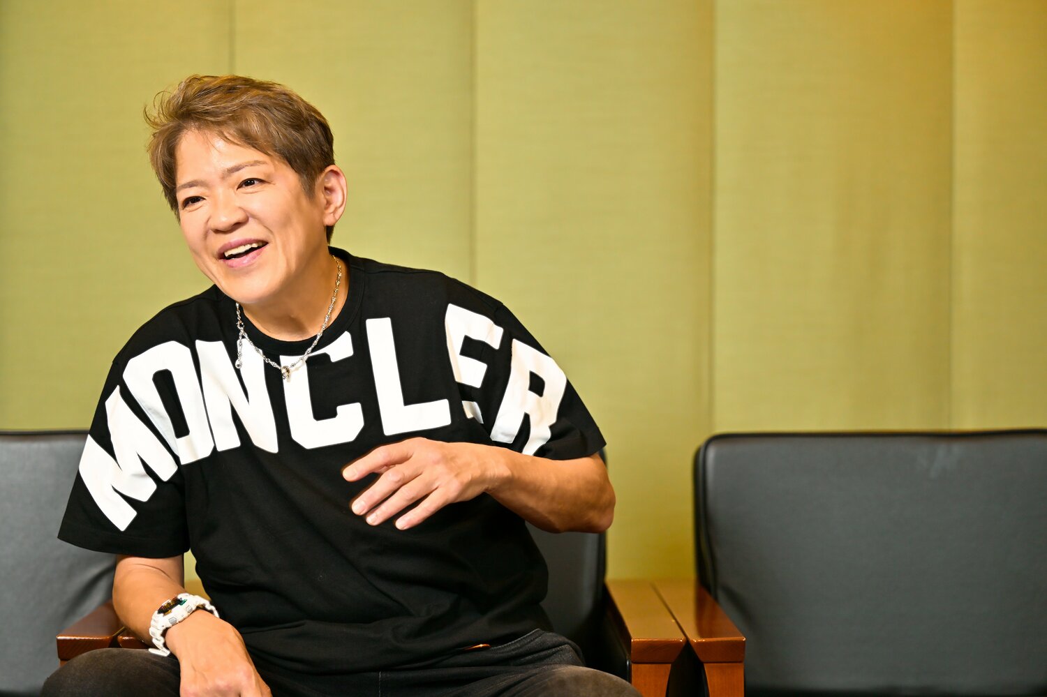 インタビューに答えるライオネス飛鳥さん　©Hideki Sugiyama