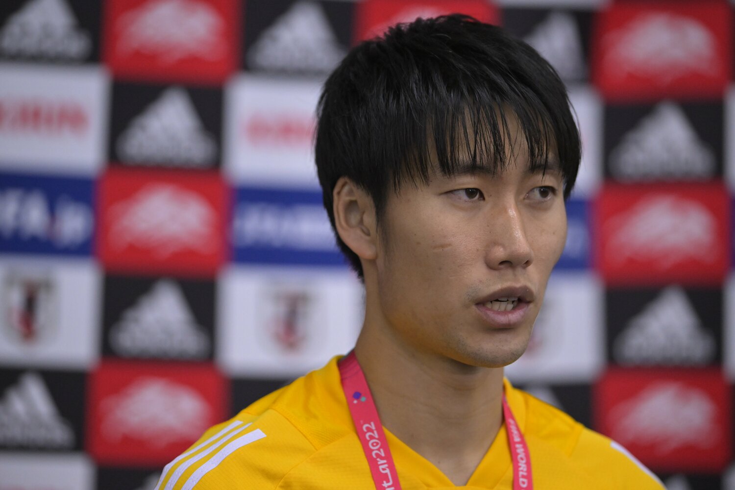 練習場で取材に答える鎌田大地　©JMPA