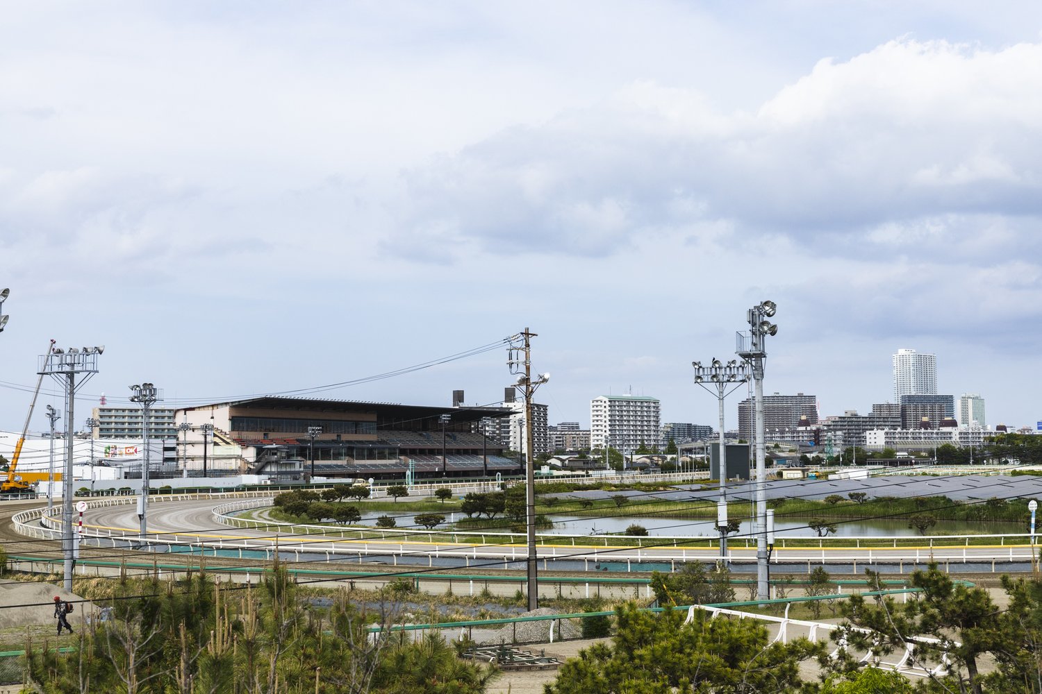 こちらが船橋競馬場（駅からの道の途中で全体が見渡せた）