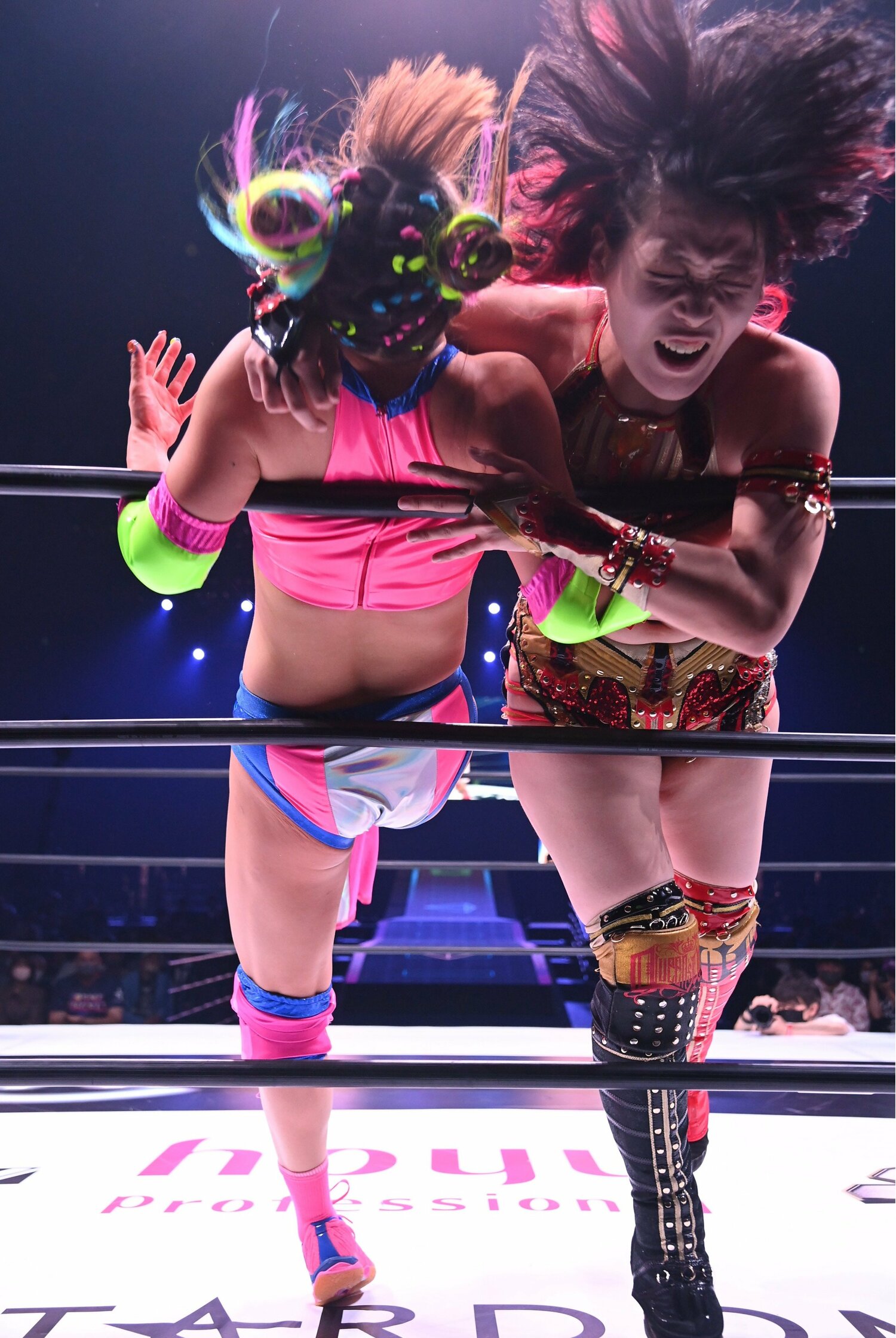 林下のラリアットを受けるフワちゃん　©STARDOM