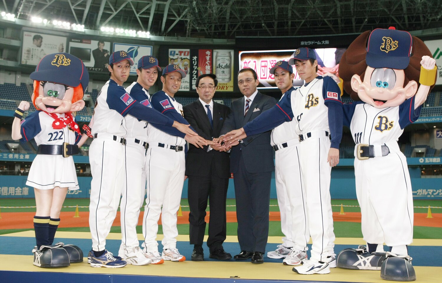 ここからプロの道が始まった。2009年秋、新入団会見の写真撮影にのぞむ。左から阿南徹投手、山田修義投手、古川秀一投手、村山球団本部長、岡田監督、比嘉幹貴投手、前田祐二投手　©JIJI PRESS