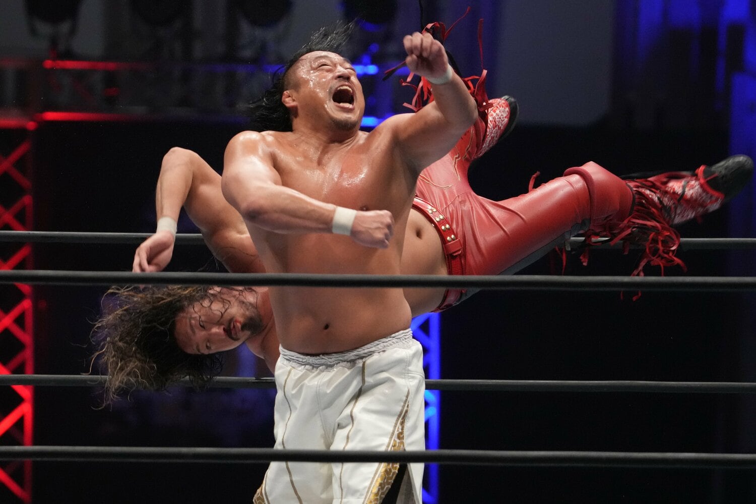 辻陽太の巨体が宙を舞う　©Masashi Hara