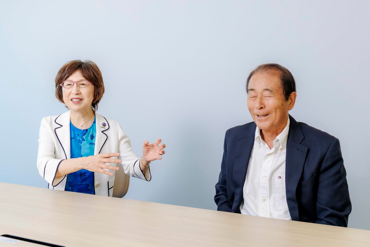 和やかに対談する高田繁(右)と南場オーナー(左)