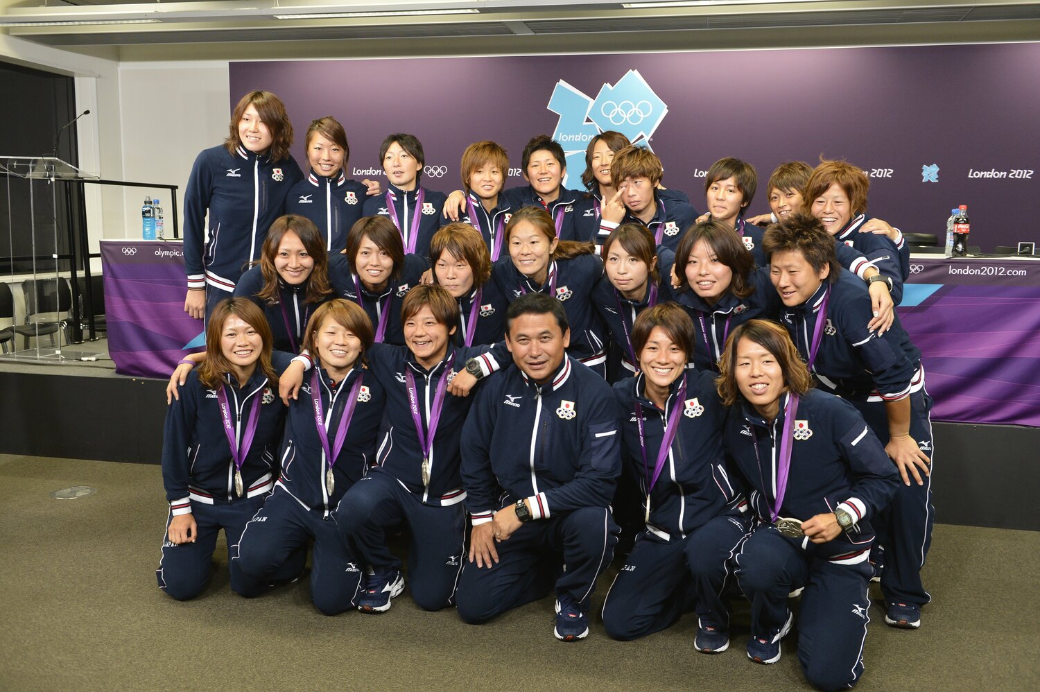 ロンドン五輪銀メダルのメンバーと佐々木則夫監督　©JMPA