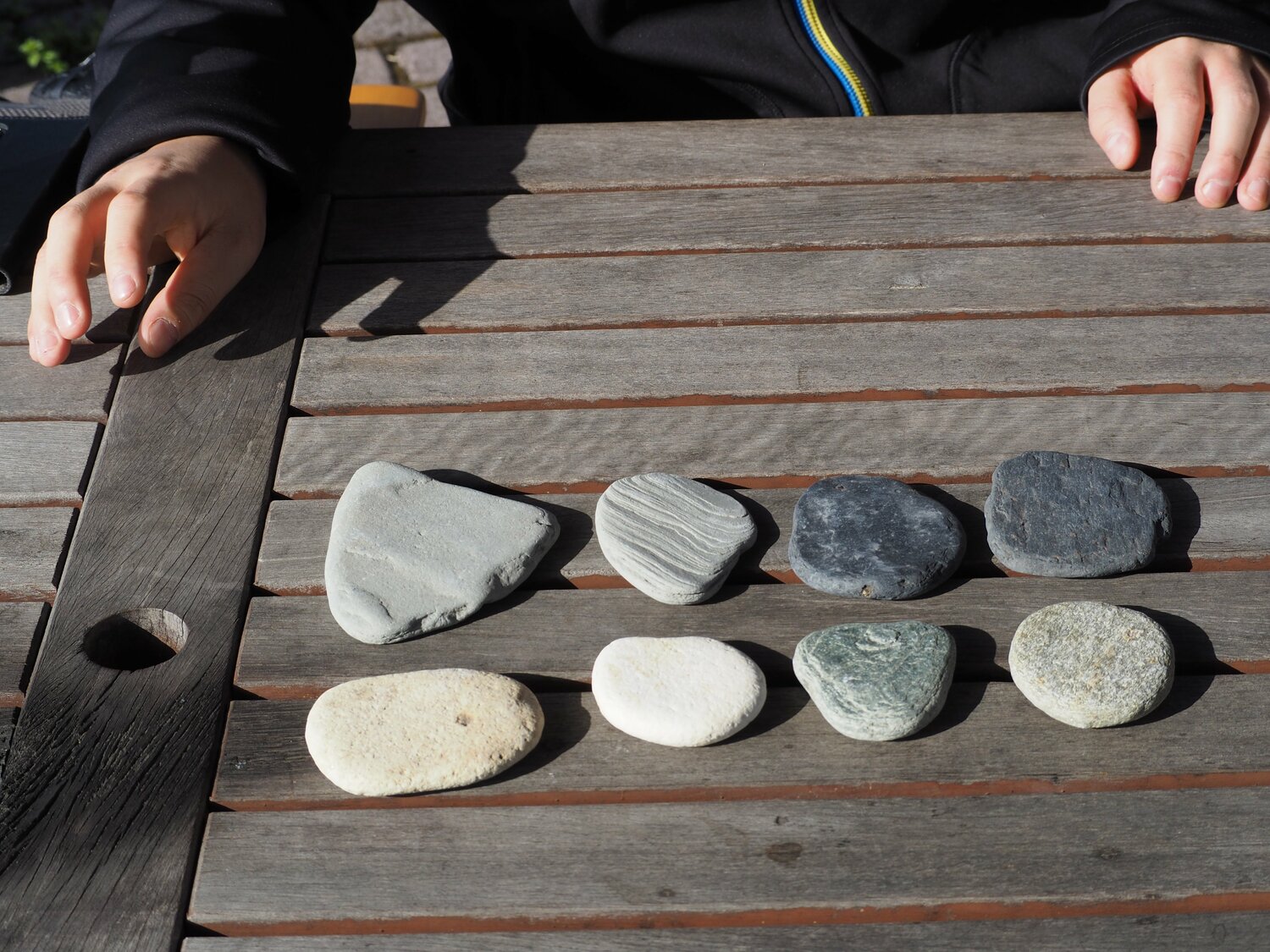 水切りに適した石の種類。左上2つがシェール(頁岩)、右上2つがスレート、左下2つが凝灰岩、右下2つが結晶片岩