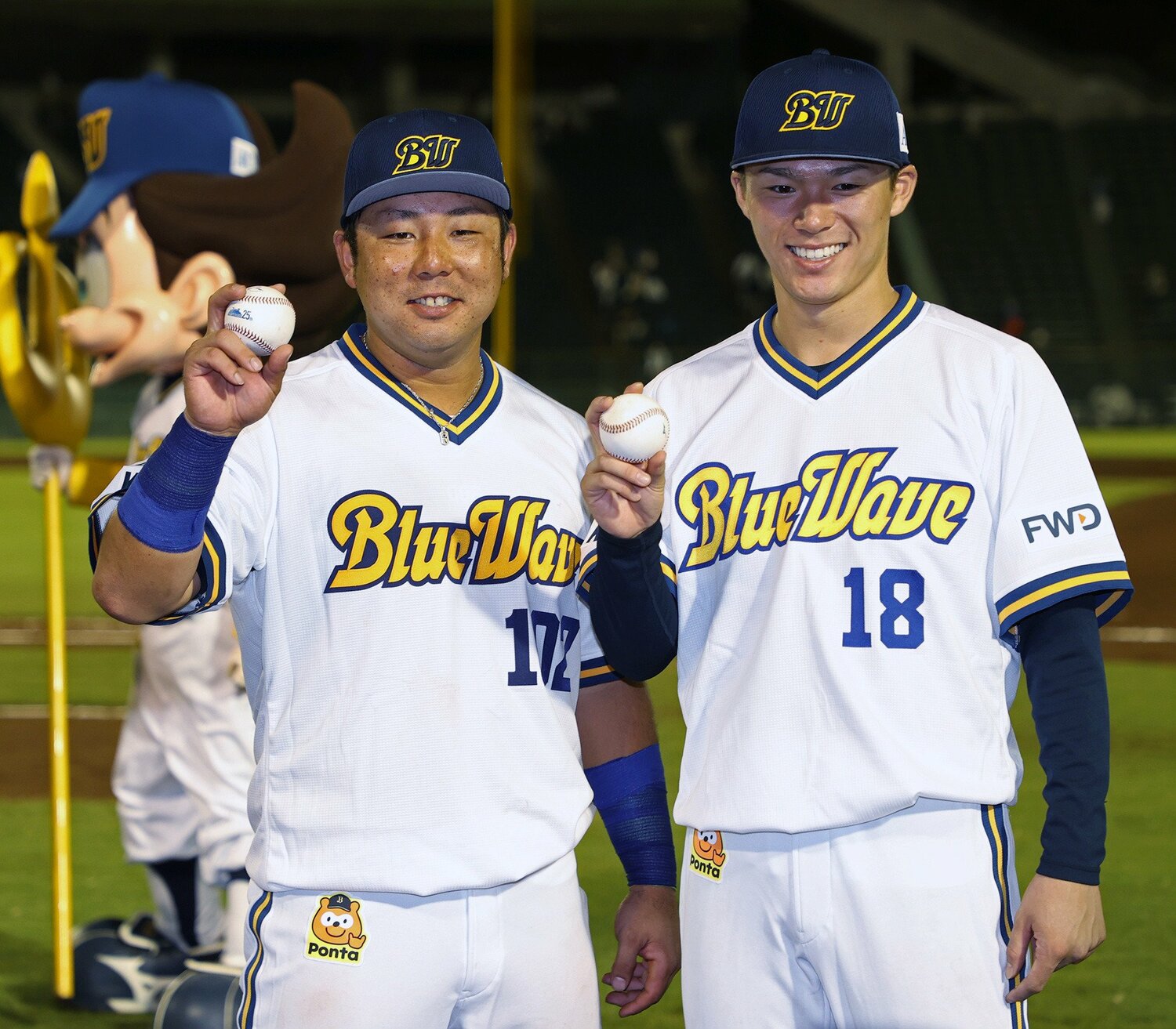 オリックス時代の2020年9月15日、一軍デビュー戦となった楽天戦で史上66人目の初打席本塁打を放ち、山本由伸（右）とお立ち台に上がった大下誠一郎。支配下登録された翌日だったこともあり、打撃投手のユニフォームを借りて出場した　©︎JIJI PRESS