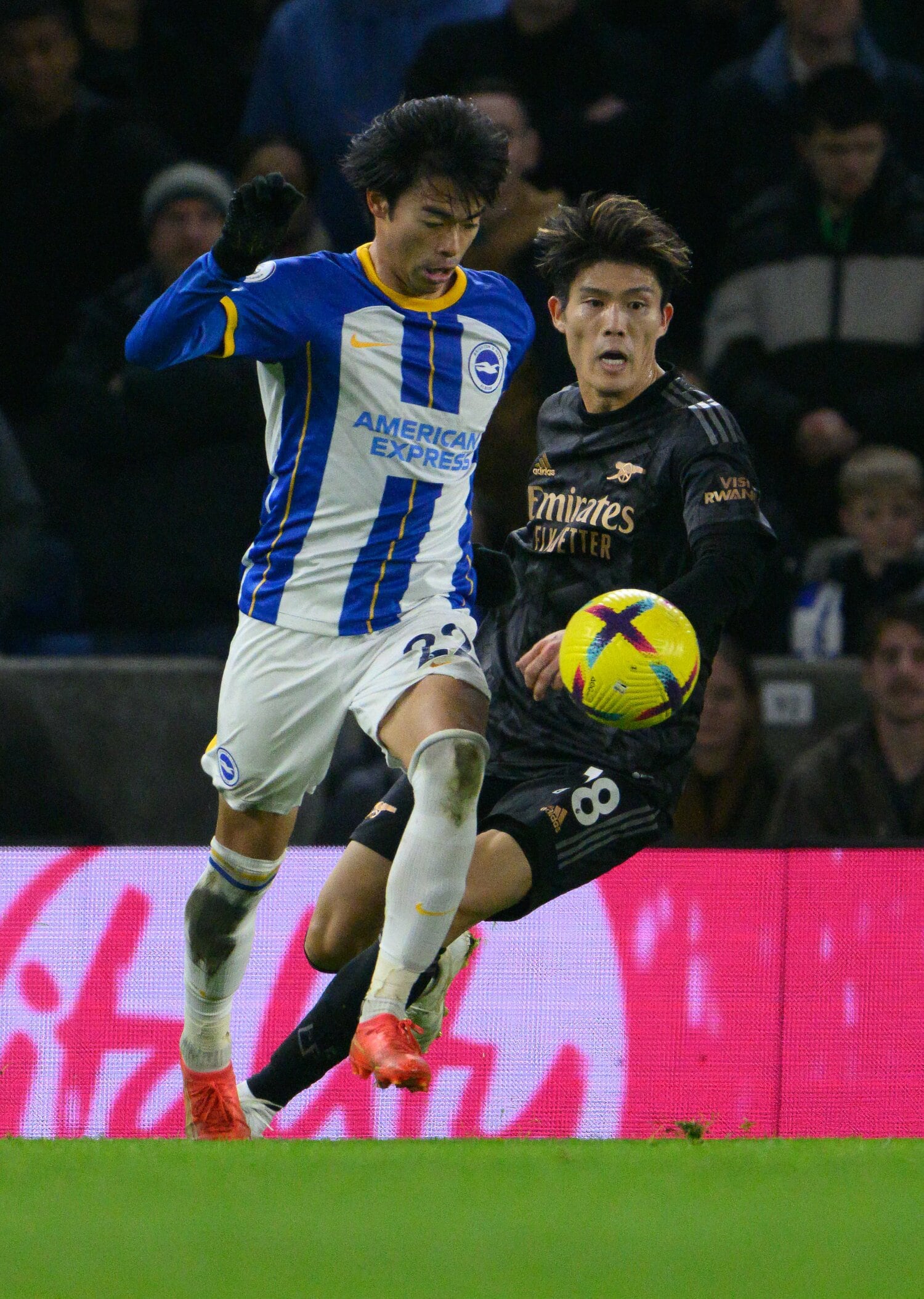 22年12月、ブライトン三笘とアーセナル冨安のマッチアップ　©Getty Images