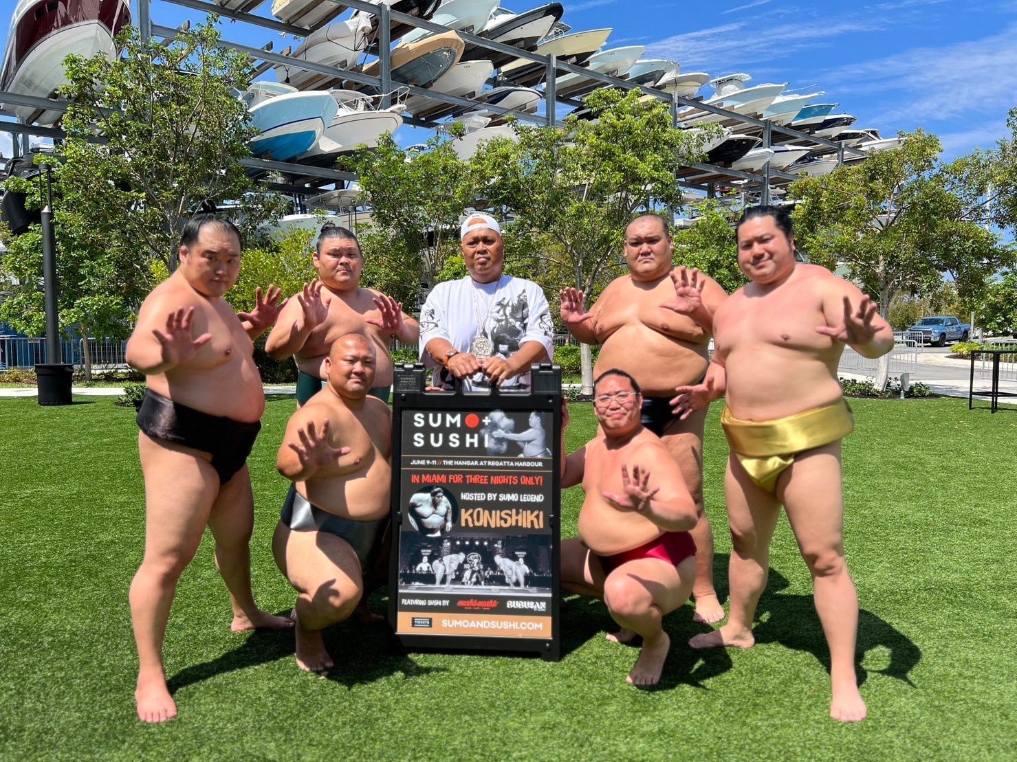 KONISHIKIの相撲ツアーに参加した澤田さん（一番左／本人Twitterより）