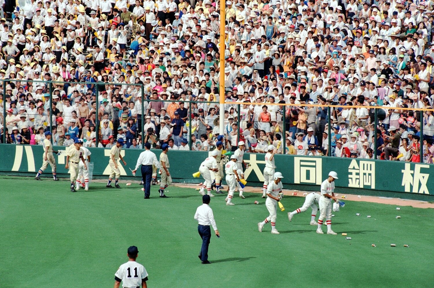 投げ込まれたメガホンを片付ける星稜ナイン　©Sankei Shimbun