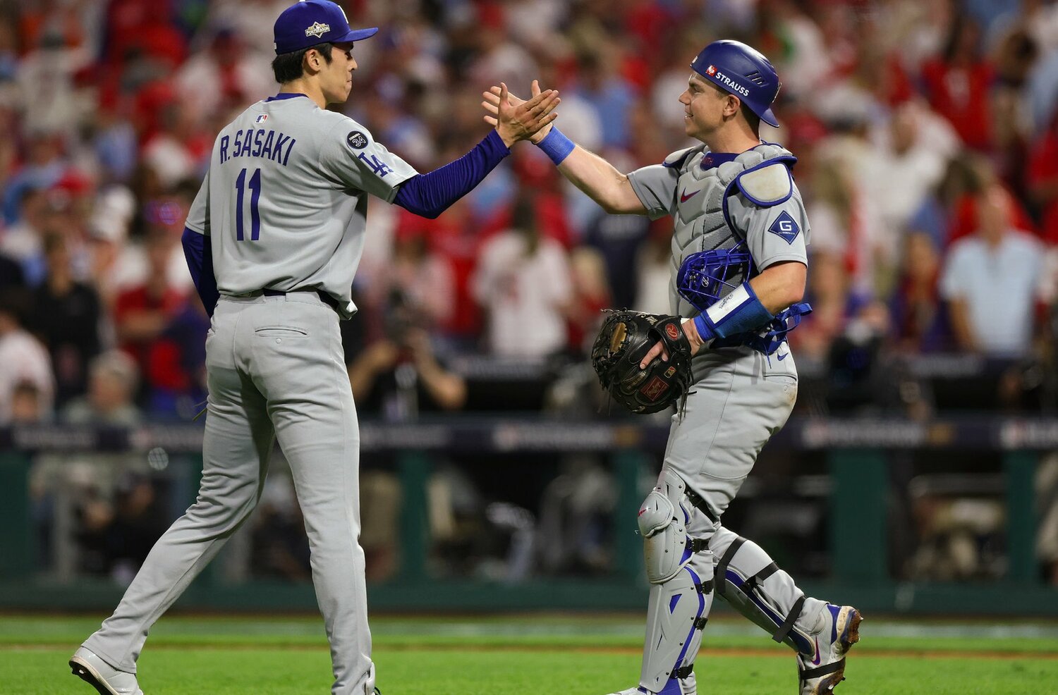 スミスと笑顔でハイタッチ　©ROBERT GAUTHIER,Los Angeles Times