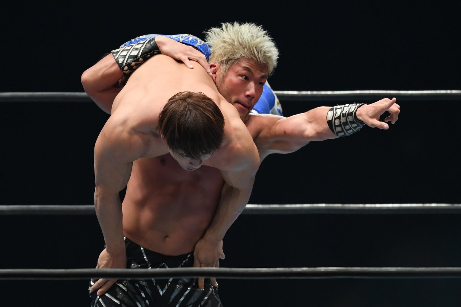 飯伏幸太(左)とSANADA