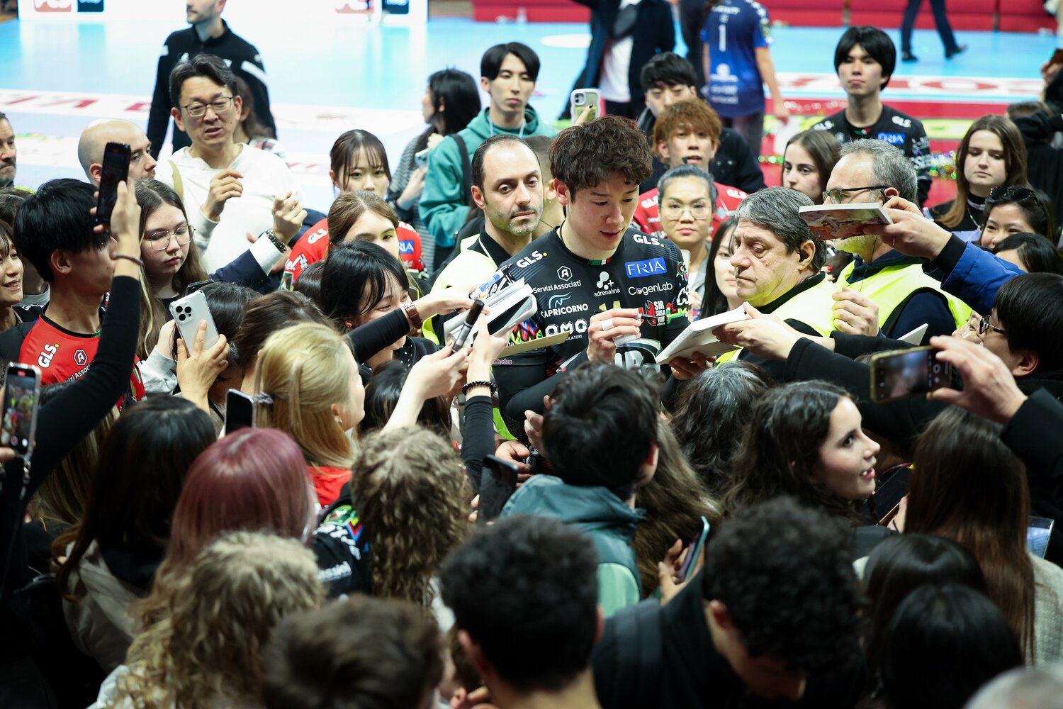 試合後、ファンに囲まれる石川祐希 ©︎Takahisa Hirano