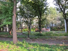 広くて明るくてなんでも揃っている公園。無いのは子供の姿だけだ