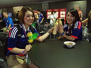 ホスピタリティビレッジのバドワイザーラウンジはゲストのみ使用可。冷えたバドワイザーで英気を養う2人。