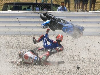 「ヘルメットからタイヤに突っ込む形に…」中上貴晶30歳が引き起こした多重クラッシュの真相と、来季MotoGPクラスの“アジア枠1”獲得の行方＜Number Web＞ photograph by Satoshi Endo