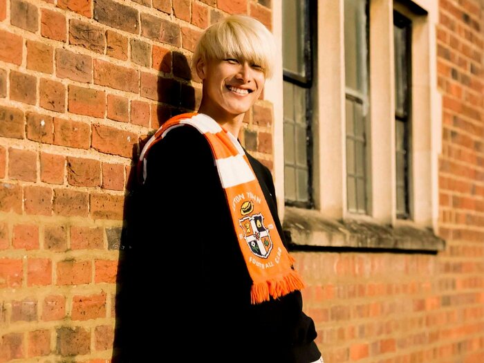 「ハシは最高の選手だよ。このマフラーを渡してくれ」プレミア電撃移籍から3カ月…橋岡大樹がルートンの英国人たちに愛される理由＜Number Web＞ photograph by Yudai Emmei