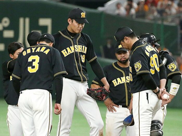 藤浪よ、岡本のインハイをえぐれ!藪恵壹が解説する今季阪神の勝負所。<Number Web> photograph by Kyodo News