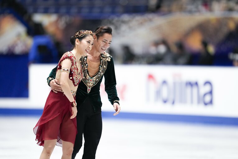 NHK杯フリーで演技を行う村元＆高橋