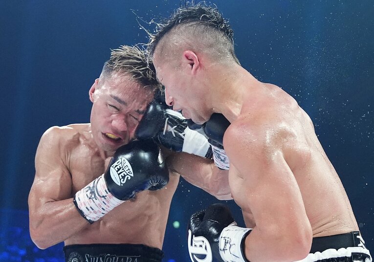 井上拓真の右フックと堤聖也の左フックが交錯した瞬間　©Naoki Fukuda