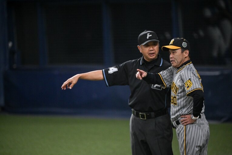 2023年日本シリーズの岡田彰布。ゲッツーがファウルと判定され抗議する　©Hideki Sugiyama