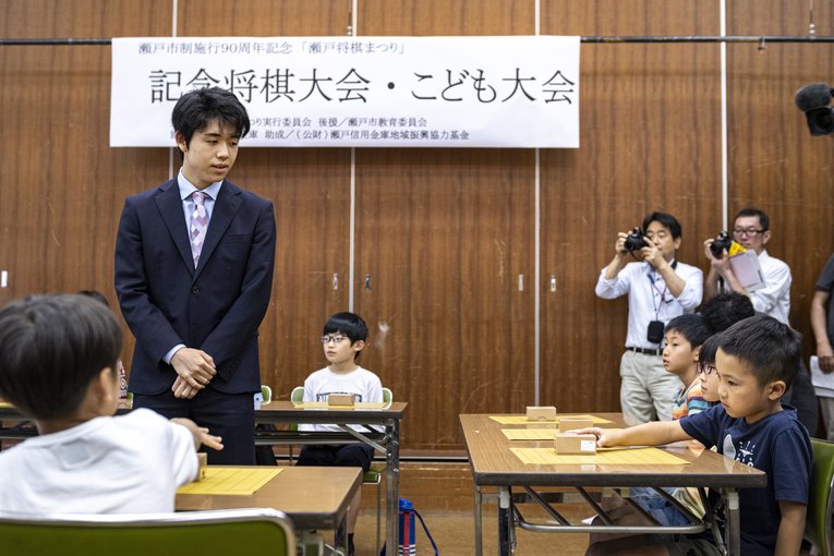 地元・瀬戸市の将棋まつりで子どもたちに指導をする藤井三冠（2019年撮影）　©BUNGEISHUNJU