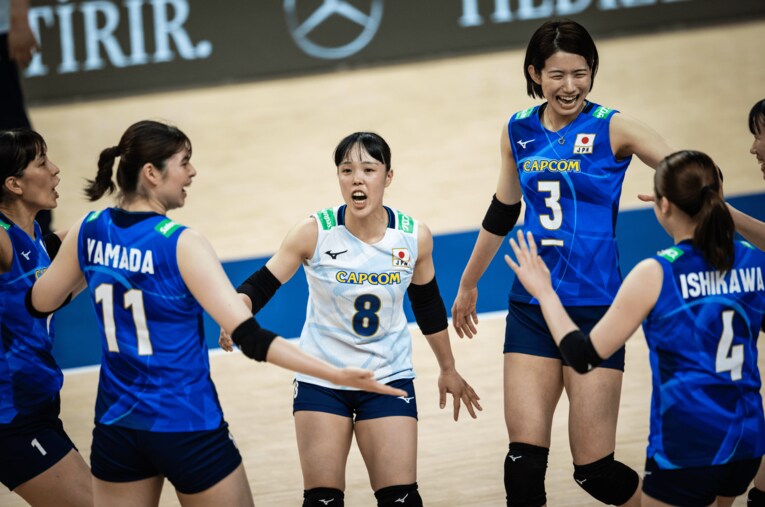 小島満菜美、古賀紗理那（VNLポーランド戦）©︎Volleyball World