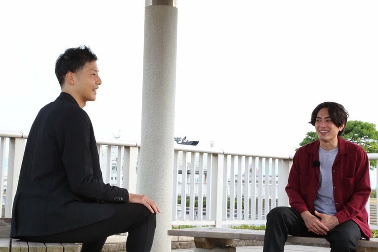 対面した横田慎太郎さんと間宮祥太朗さん　©ABCテレビ