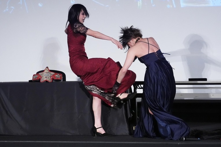 安納サオリを蹴る上谷沙弥　©Essei Hara