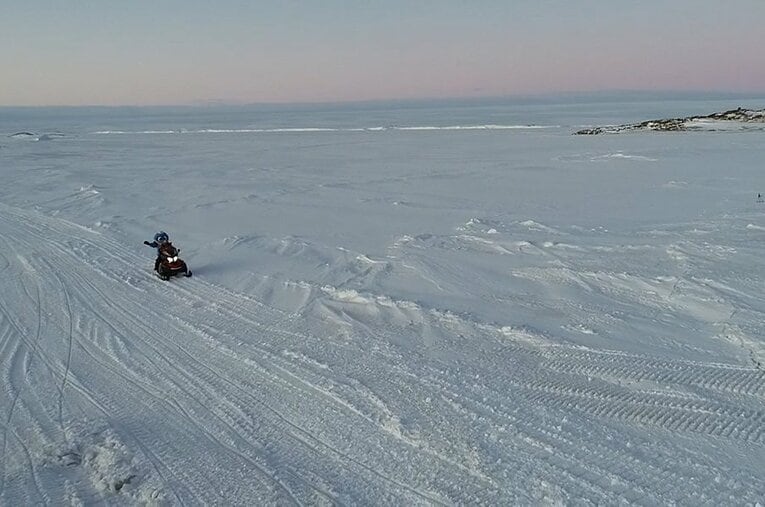 スノーモービルに乗る ／ photograph by 国立極地研究所・川崎フロンターレ