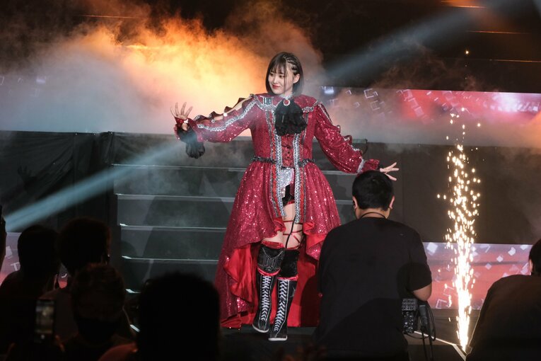 7.30大田区大会、花道を進むひめか。コスチュームの華やかさも目を惹く