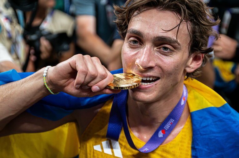 大きな盛り上がりを見せた男子棒高跳のアルマンド・デュプランティスの世界陸上での世界新記録。テレビに映らなかったその後の会見の様子は？ ／ photograph by JIJI PRESS