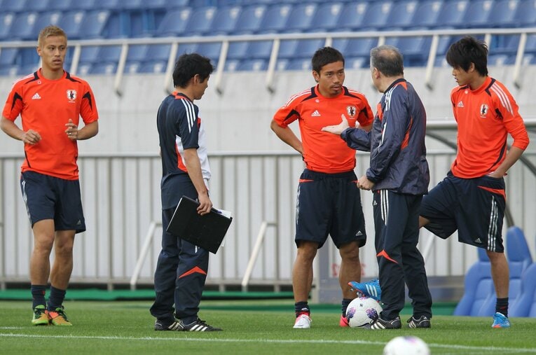 ザッケローニ監督とコミュニケーションをとる長友と内田（右端）　©Shigeki Yamamoto