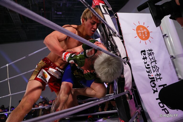 後半は平本の打撃も当たっていたが、鈴木に組み付かれ形勢逆転ならず　©RIZIN FF