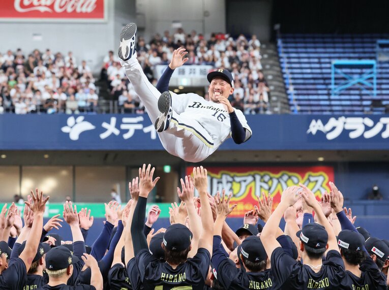 仲間たちに胴上げされる平野　©JIJI PRESS