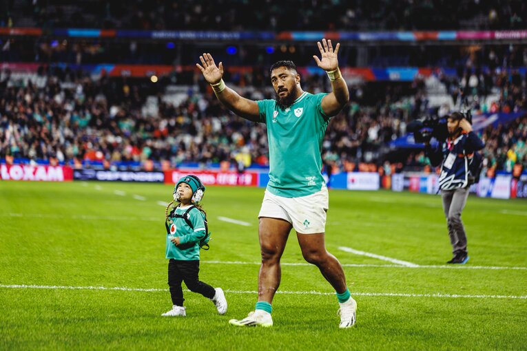 試合後に子どもとフィールドを歩くバンディ・アキ。前回W杯の決勝トーナメントは出場停止だった　©Kiichi Matsumoto