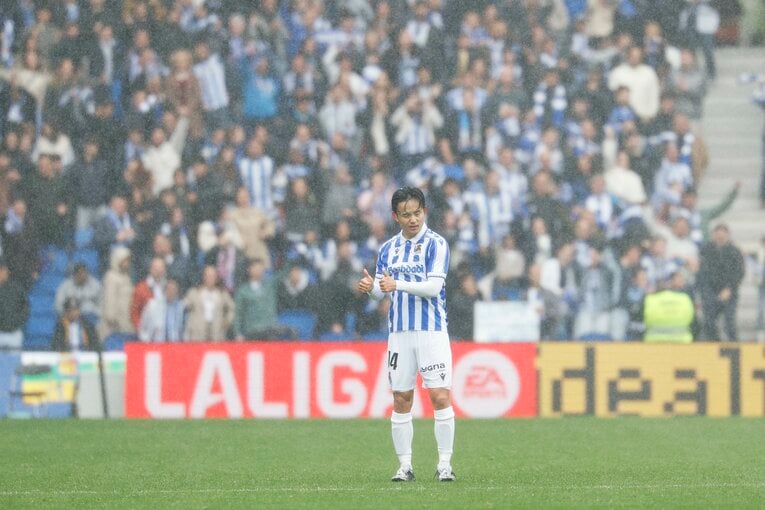 アシストの久保へは、指揮官からも祝福の声が届いていた（写真は右に続きます）　©Daisuke Nakashima