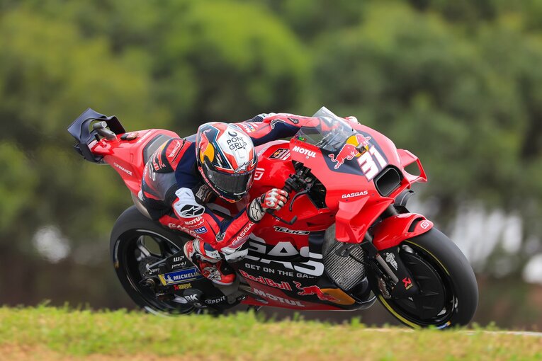 強力なドゥカティ勢と真っ向勝負で3位表彰台に立ったアコスタ。KTM勢ではビンダーとミラーも4位、5位と上位でフィニッシュした　©Satoshi Endo