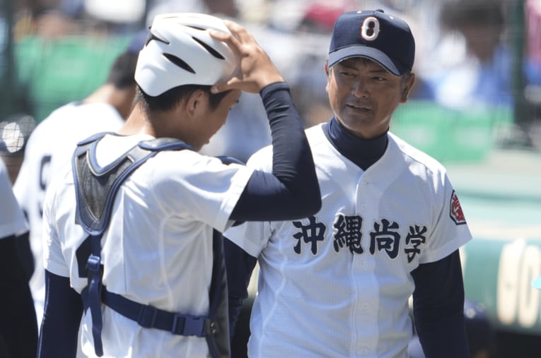 夏の甲子園では初の決勝進出を果たした沖縄尚学。比嘉公也監督（44歳）の選手起用にも注目が集まる ／ photograph by Sankei Shimbun